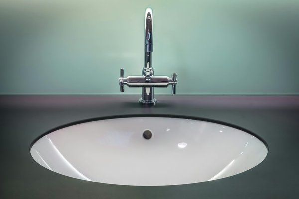 Installation réussie d'un siphon de lavabo : étapes clés à suivre